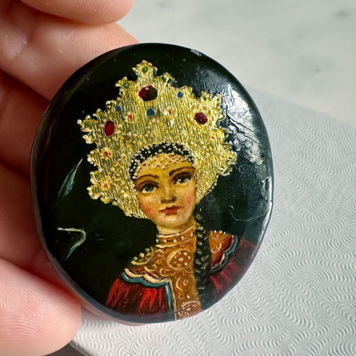 Retro Russian lacquered brooch hand-painted like new
