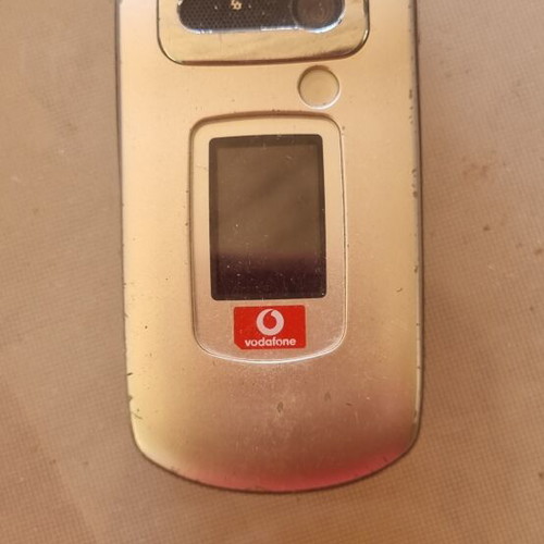 Vodafone flip phone used, 1.0 Megapixels camera, 2000s