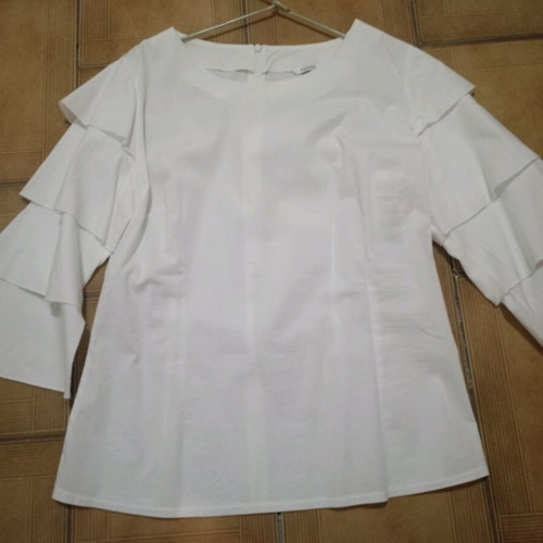 Poplin women's shirt with ruffles on sleeves like new, white size S