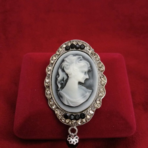 Cameo brooch Victorian style like new with rhinestones