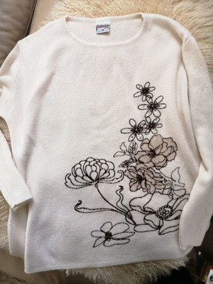 Knitted sweater used size M white with flower design
