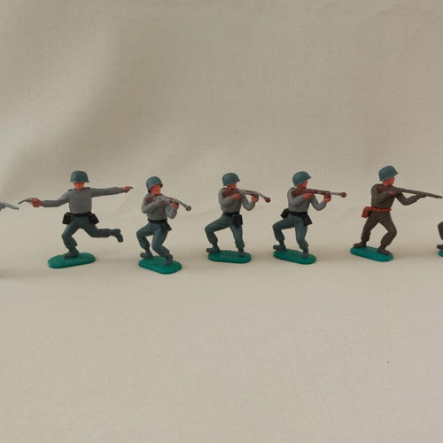 Timpo World War II figures set of 7 used