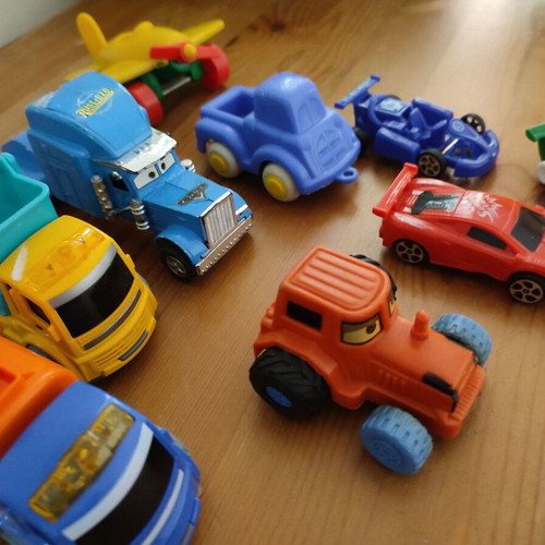 Set of 9 children's plastic vehicles and toys like new