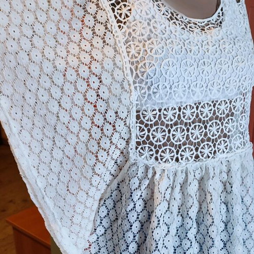 Lace tunic blouse like new, one size, sugar color