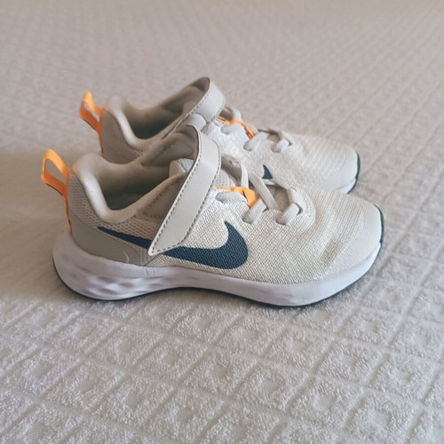 Nike kids athletic shoes like new, size 27 beige