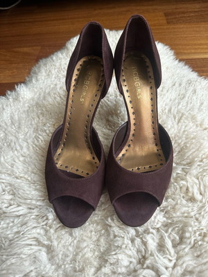 BCBGirls Peep Toe shoes like new, brown suede