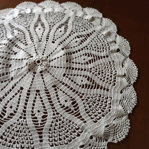 Round crochet white with lace design like new
