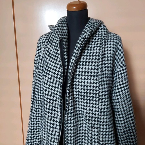 Women's outerwear like new, warm black and white jacket