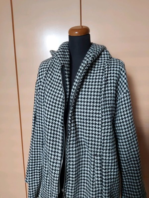 Women's outerwear like new, warm black and white jacket
