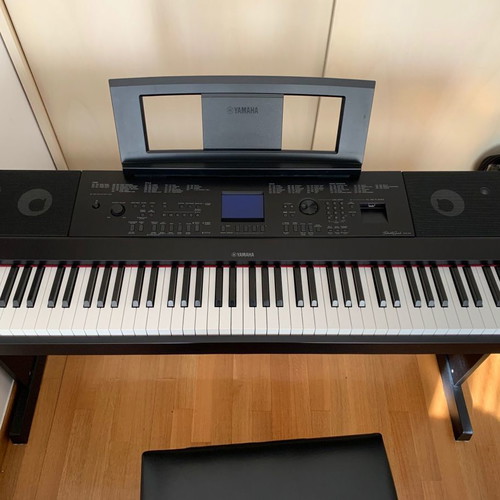 Yamaha Portable Grand DGX-660 electric piano used, black