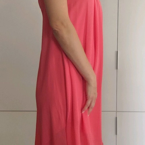 Coral dress with a jewel tie at the neck