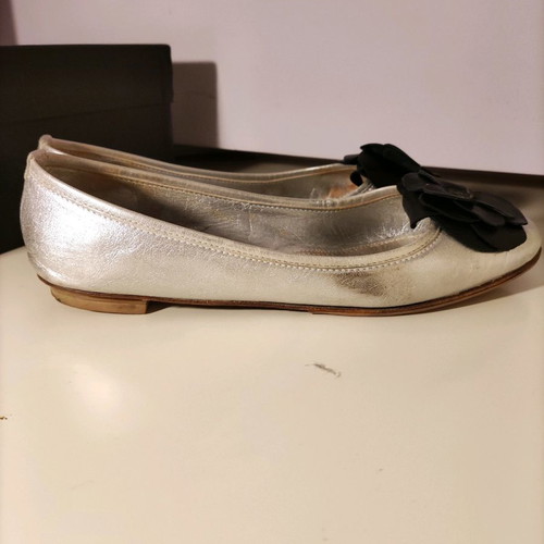 Feng Shoe silver leather ballerinas used with black camellia, size 36.5