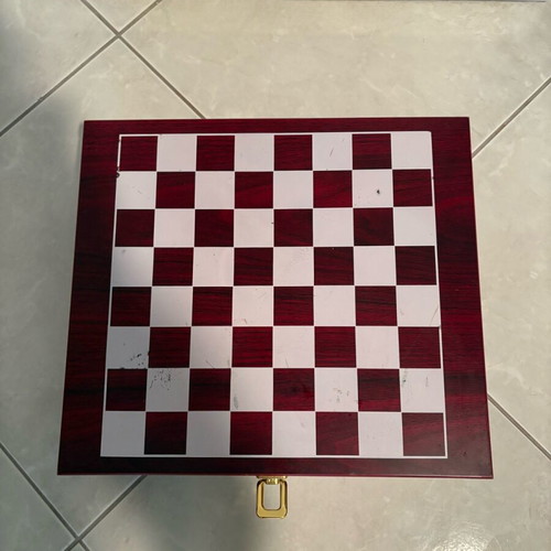 Chess box for drinks used, holds 3 bottles