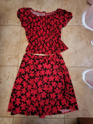 Set blouse skirt with red floral pattern