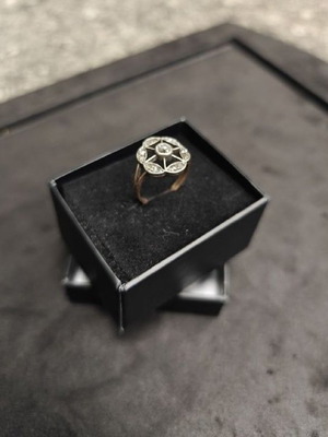 Antique gold ring with certified diamonds, like new