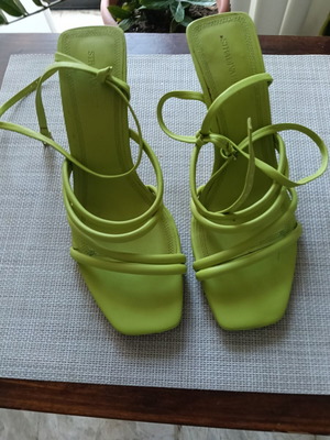 Ankle Tie Sandals like new, size 39, light green