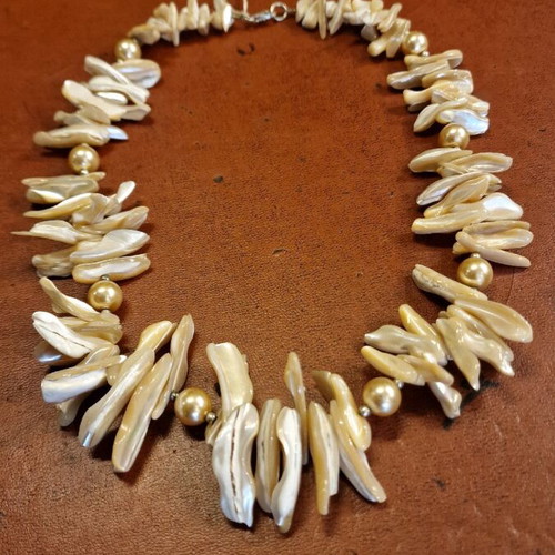 Shell necklace new, beige, 49cm with silver beads and clasp