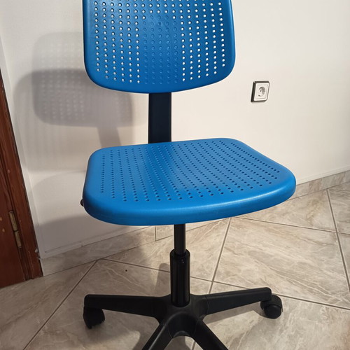 Children's office chair like new with adjustable height