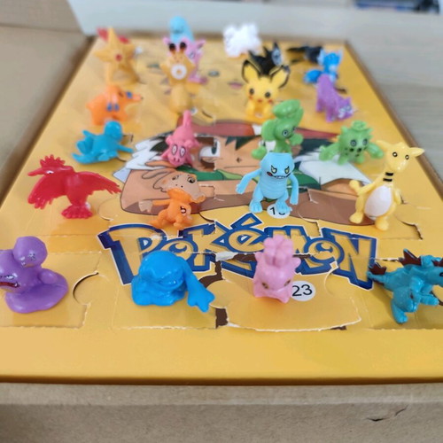 Advent calendar Pokemon like new, 24 mini pokemons