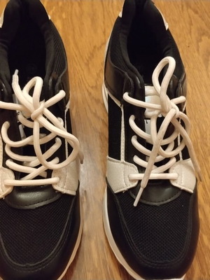 Athletic shoes like new, size 40, black and white