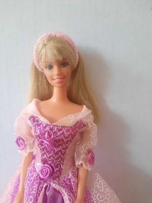 Barbie Easy to Dress doll 2000 used with ballet shoes
