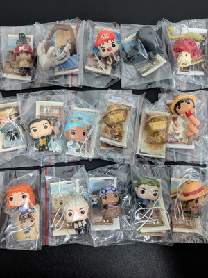 Kinder Joy One Piece πλήρης συλλογή, 23 φιγούρες με κάρτες και σχοινάκια