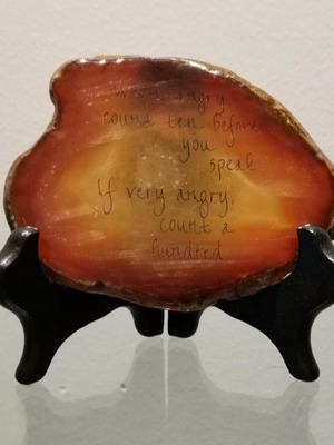 Decorative plaque in natural agate stone used with wooden base