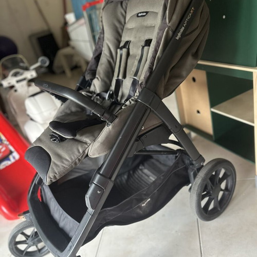 Inglesina Aptica XT stroller set like new with frame, reversible seat and car seat