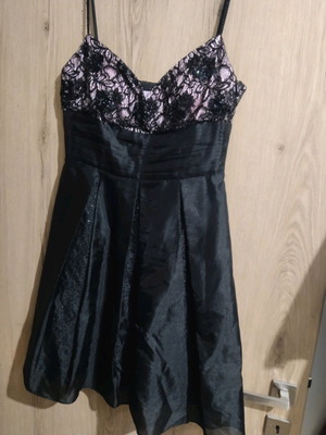 Επίσημο φόρεμα μεταχειρισμένο, μέγεθος M-L, μαύρο με δαντέλα και χάντρες