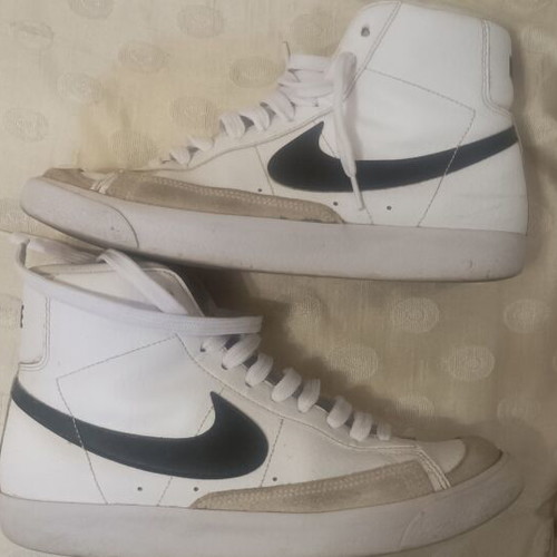Nike women's athletic ankle boots used, white