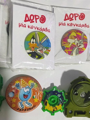 Various toys and Loonie Tunes badges like new, pack