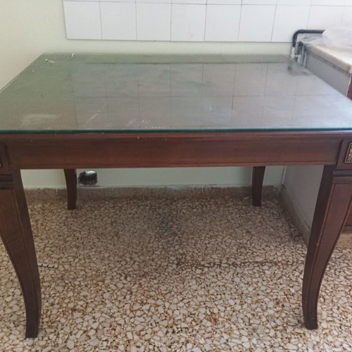 Table like new with glass in very good condition