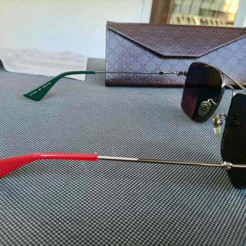 Gucci sunglasses like new, silver mirror lenses with green and red details