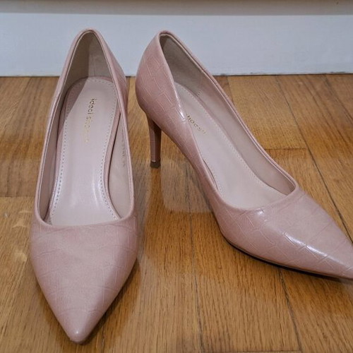 Ideal Shoes nude pumps size 38 like new with medium heel