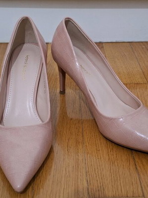 Ideal Shoes nude pumps size 38 like new with medium heel