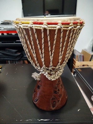 Χειροποίητο αφρικανικό τύμπανο djembe σαν καινούργιο, ξύλινο σώμα, δέρμα
