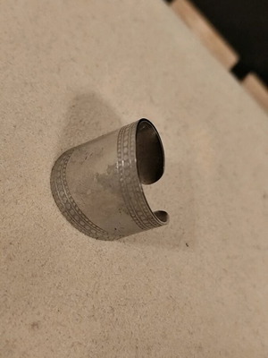 Ring with beautiful design made of stainless steel new, silver
