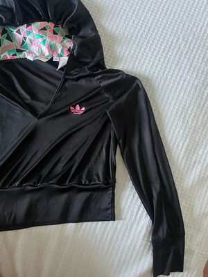 Оригинален черен crop top Adidas с дълъг ръкав и качулка, размер M