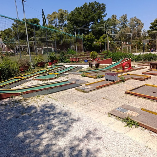 Mini Golf Outdoor Course with 18 Tracks and Equipment