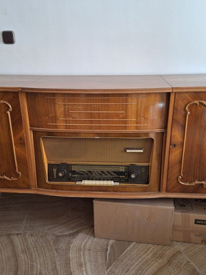 Vintage μπουφές χειροποίητος καρυδιάς του 1960 με ραδιόφωνο, πικάπ και μπαράκι μεταχειρισμένος