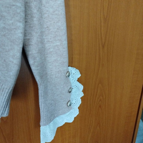 Women's pink pullover like new with lace cuffs and buttons, size L