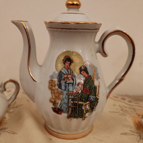 Japanese porcelain coffee set used with gold decoration, 6 pieces