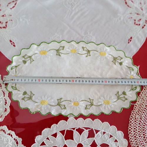 Set of 6 vintage tray and decoration doilies like new