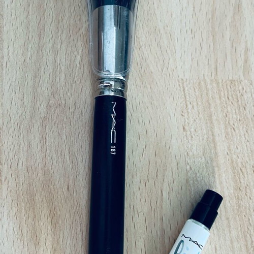 MAC Brush 187 new for powder and blush products