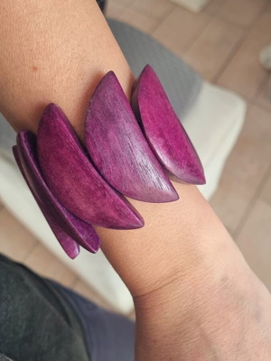 Wooden handmade bracelet like new, purple