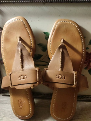 Σανδάλια UGG καφέ χρώματος