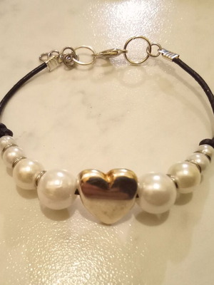 Handmade bracelet with faux pearls and heart, new, white and silver