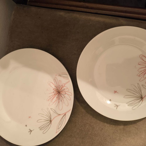 Serving plate set like new, 3 dinner and 3 dessert plates