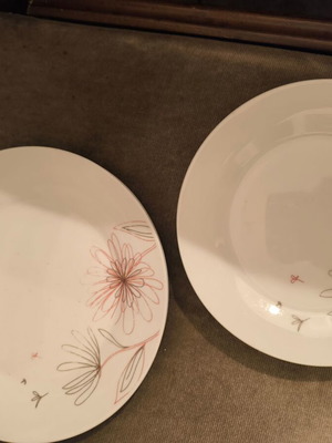 Serving plate set like new, 3 dinner and 3 dessert plates