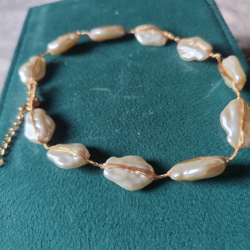 Necklace with large pearls adjustable size, like new, white